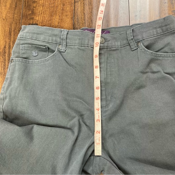 GLORIA VANDERBILT Women’s Gray Denim AMANDA Jeans Size 14 Missy Short - Picture 8 of 12